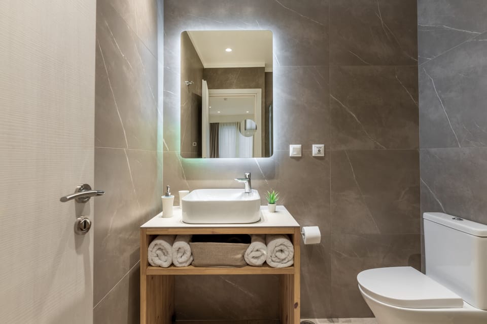 City Studio (22) | Bathroom | Shower, hair dryer, towels, soap