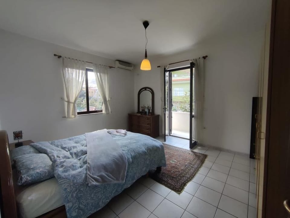 Basic Room | Laptop workspace, free WiFi