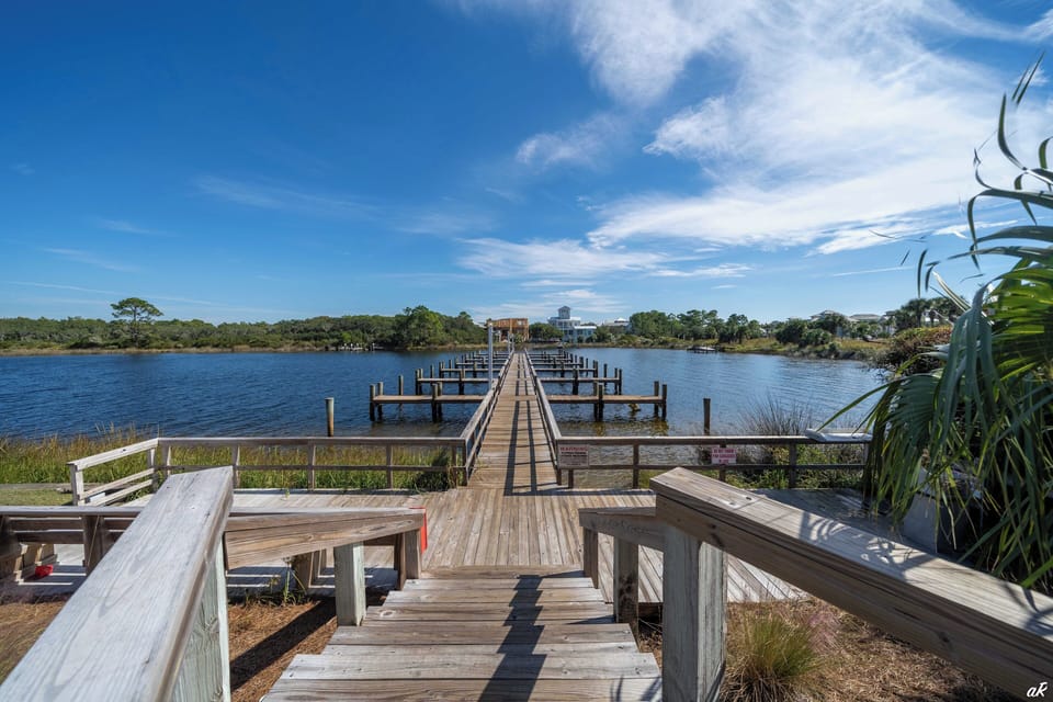 Park your jet skis or boat in Pinnacle Port's private boat access