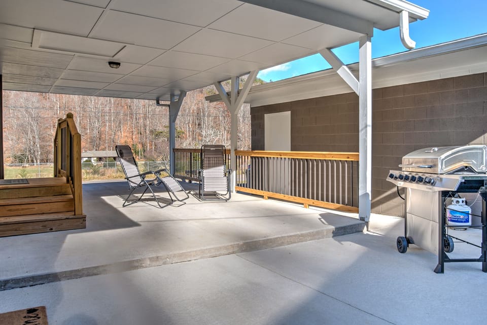 Covered patio with gas grill