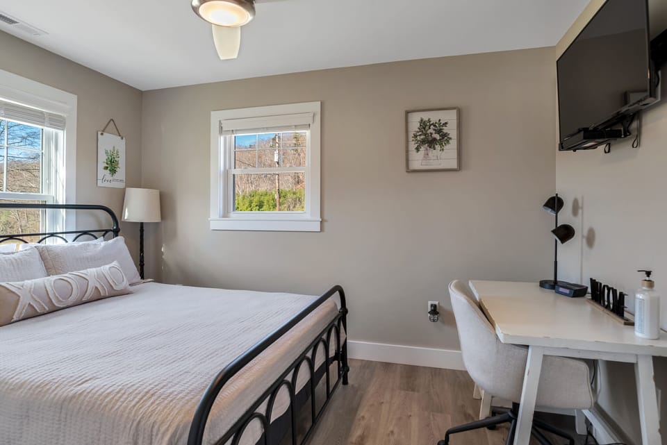 Second desk in the 2nd bedroom.