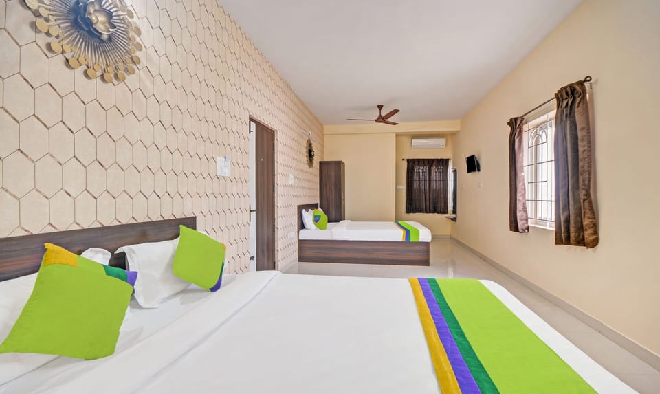 Premium Room | Desk, iron/ironing board, bed sheets