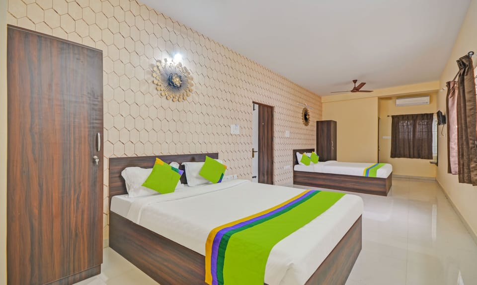 Premium Room | Desk, iron/ironing board, bed sheets