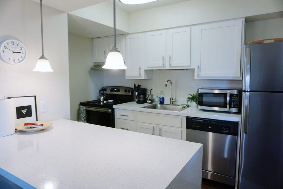 Modern Kitchen w/ all you cooking necessities