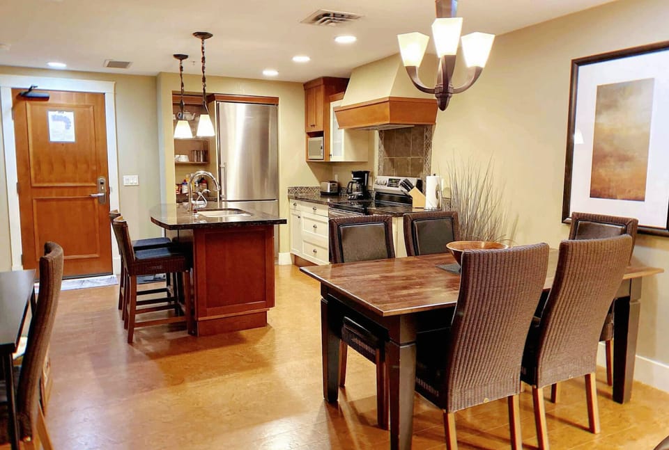 Fully equipped kitchen, stainless steel appliances and granite countertops.