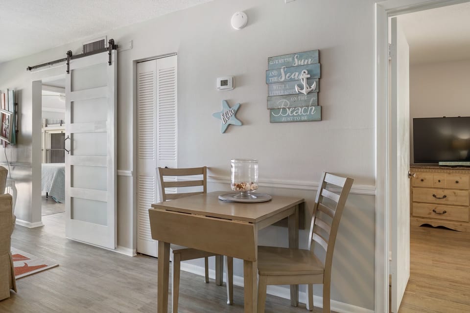 Expandable dining table
