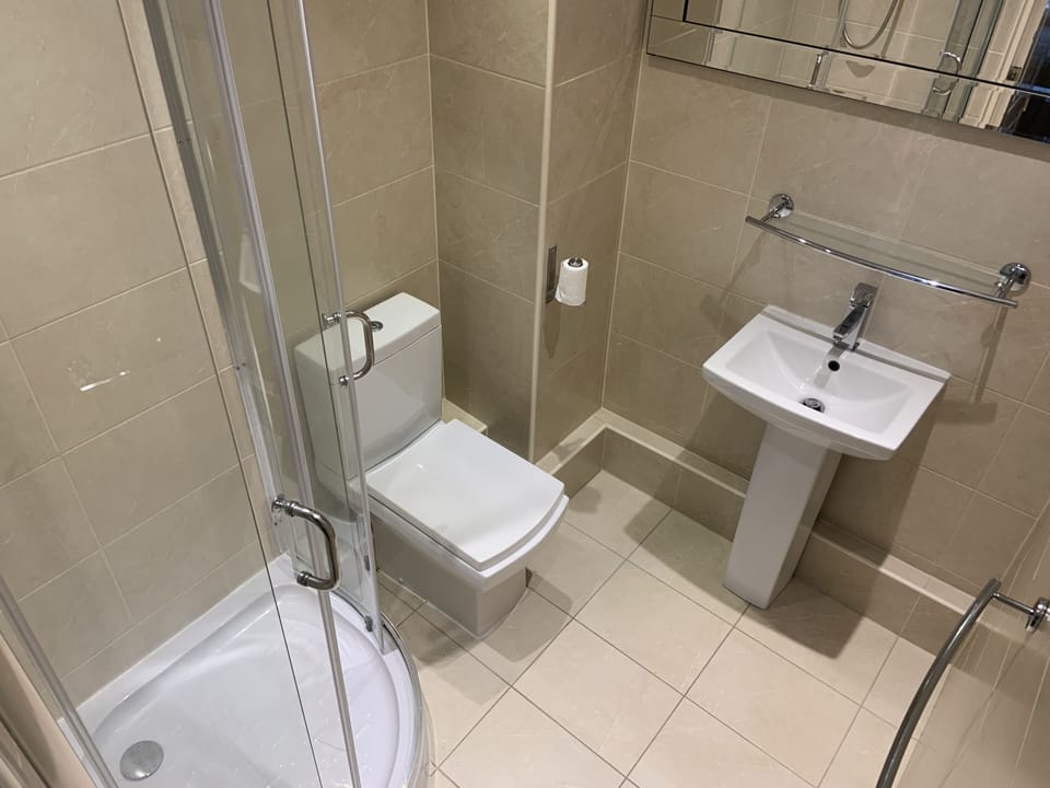 Entire Seaside Home, Sleeps 8, All En-suite Rooms House in Wallasey