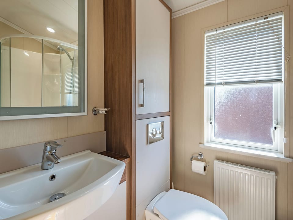 En-suite | Buff Lake - The Laurels, Addlethorpe, near Skegness