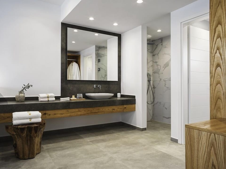 Luxury Studio Suite (Diamond) | Bathroom | Separate tub and shower, rainfall showerhead, designer toiletries