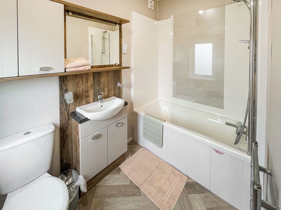 Bathroom | Coastal Retreat - The Laurels, Addlethorpe, near Skegness