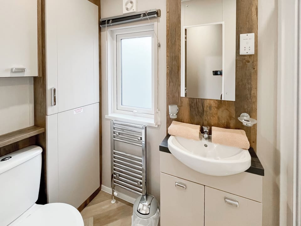Bathroom | Coastal Retreat - The Laurels, Addlethorpe, near Skegness