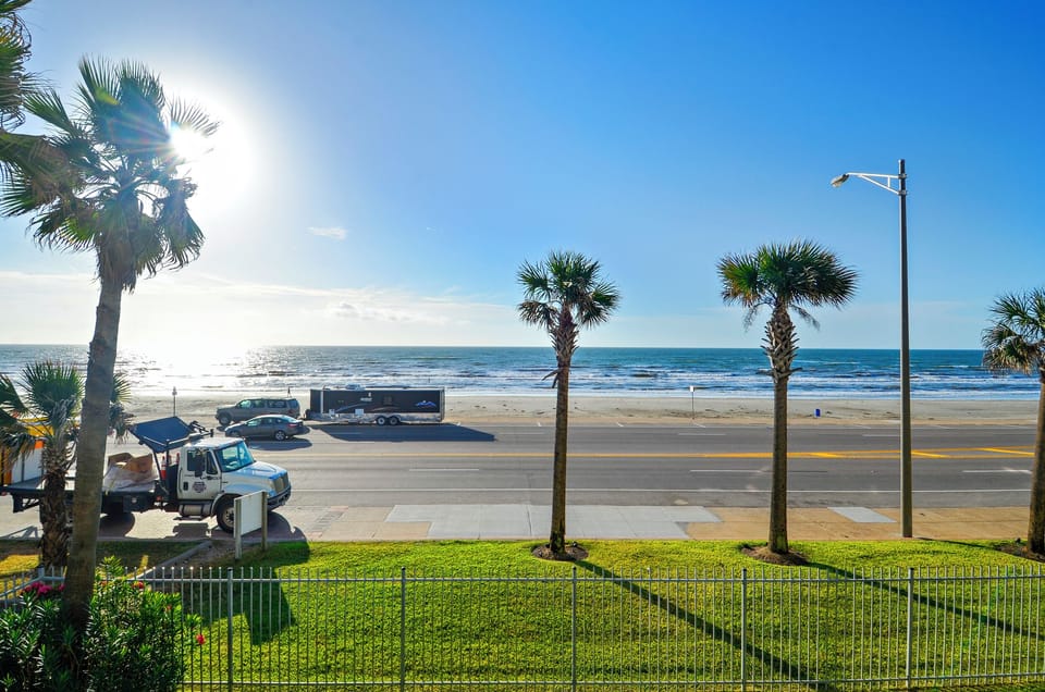 Condo (2 Bedrooms) | Property amenity