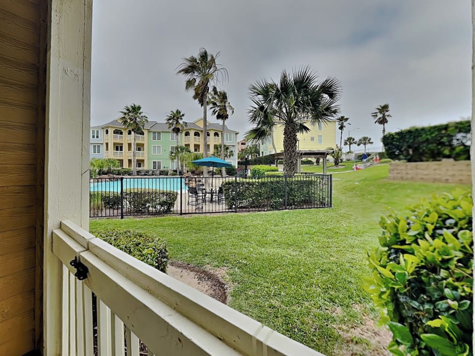 Condo (2 Bedrooms) | Front of property
