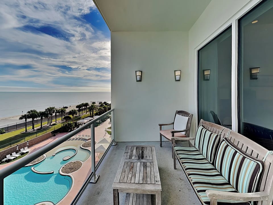 Condo (2 Bedrooms) | Front of property