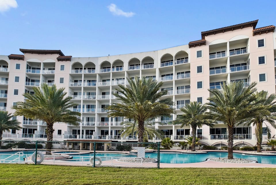 Condo (2 Bedrooms) | Property amenity