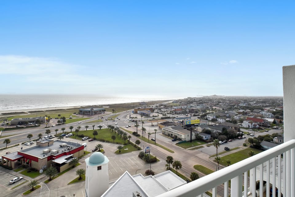 Condo (3 Bedrooms) | Property amenity