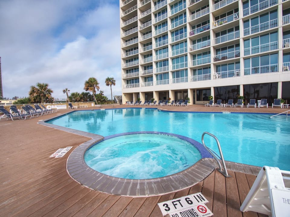 Condo (2 Bedrooms) | Property amenity