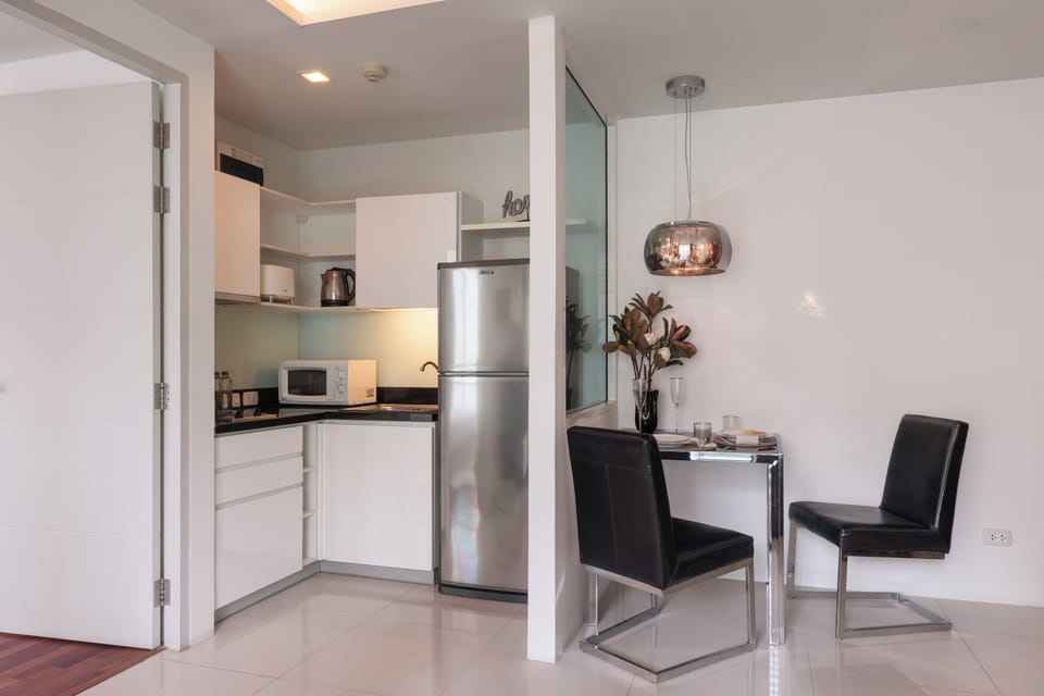 Deluxe Suite Room | Private kitchen | Fridge, microwave, stovetop, cookware/dishes/utensils