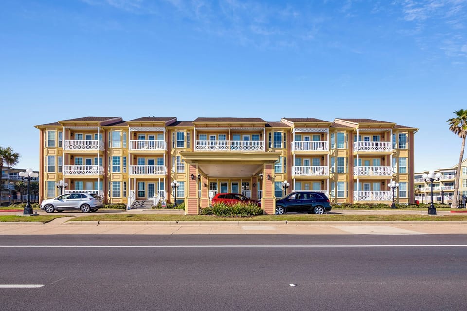 Condo (3 Bedrooms) | Property amenity