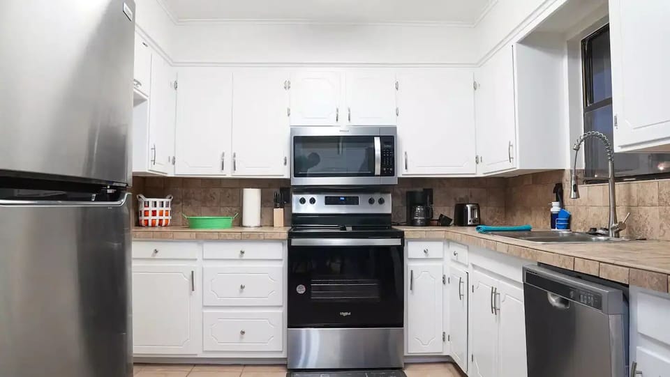 Full kitchen to make your favorite meals in! 