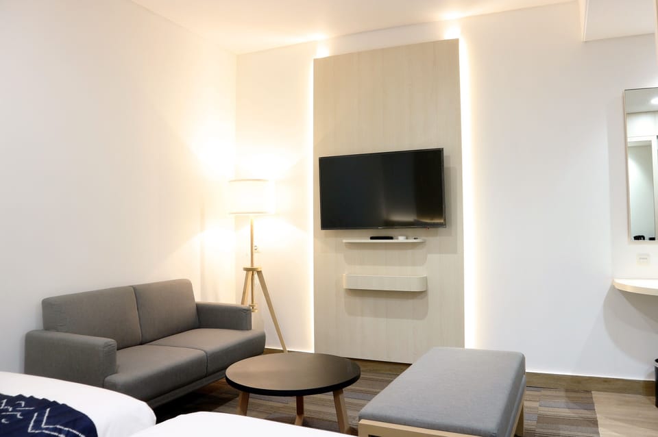 Deluxe Double Room | Living area | 32-inch LED TV with cable channels, TV