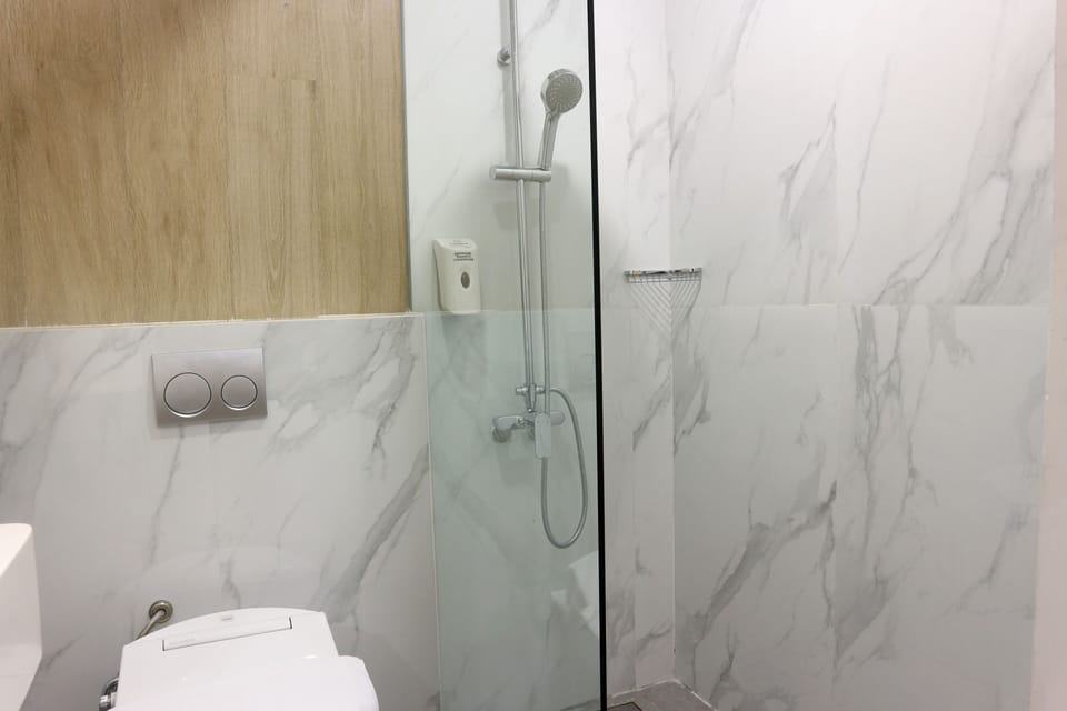 Shower, rainfall showerhead, free toiletries, hair dryer (on request)