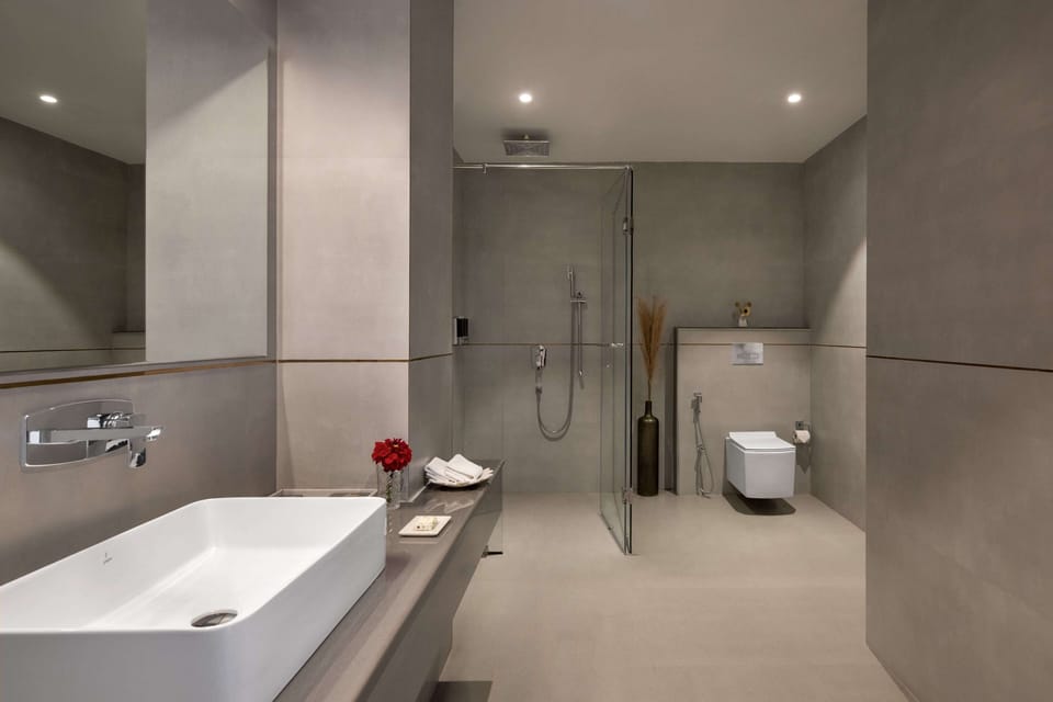 Executive Room | Bathroom | Shower, eco-friendly toiletries, hair dryer, bathrobes