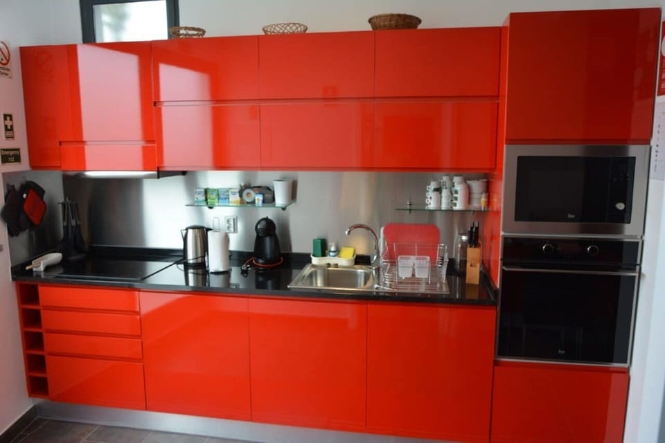 Deluxe Apartment, 1 King Bed with Sofa bed, Kitchen, Hill View | Private kitchen | Full-size fridge, microwave, oven, stovetop