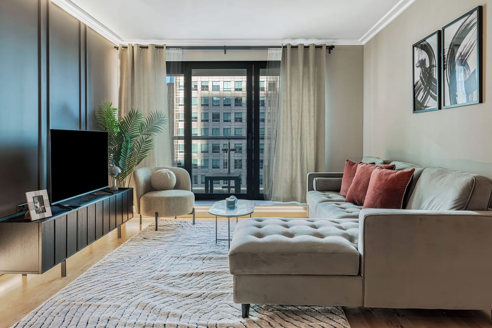 Executive Apartment, 2 Bedrooms, Non Smoking, Kitchenette | Living area | 40-inch TV with satellite channels