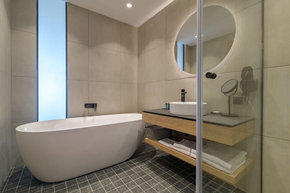 Shower, rainfall showerhead, free toiletries, hair dryer
