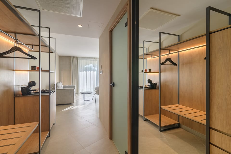 Hypo-allergenic bedding, minibar, in-room safe, desk