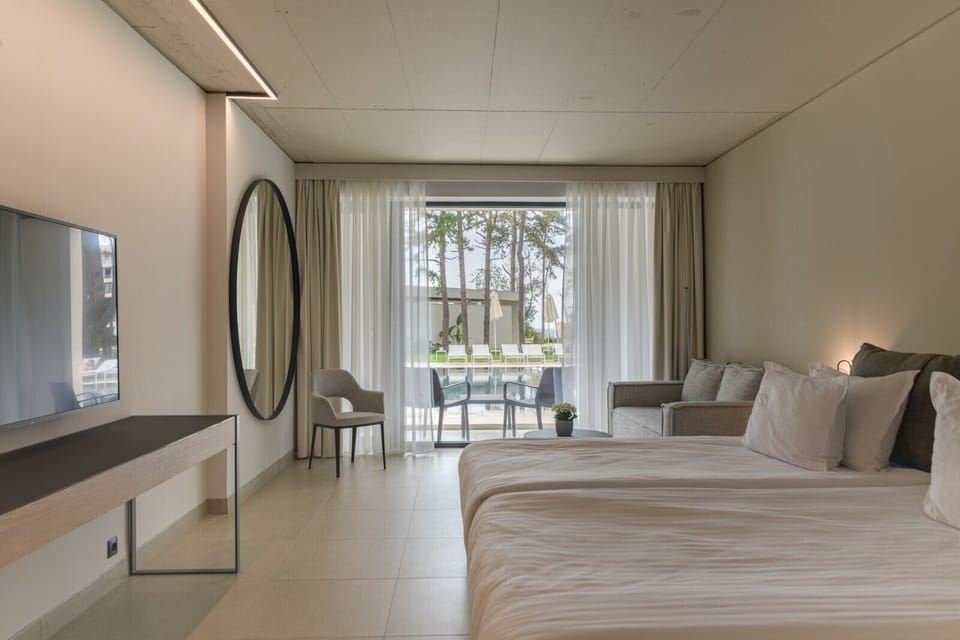 Pine pool swim-up | Hypo-allergenic bedding, minibar, in-room safe, desk