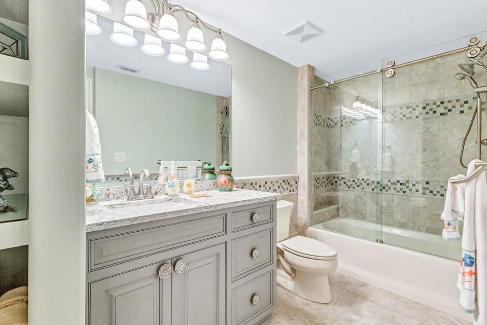 2nd bathroom with shower/tub combo.