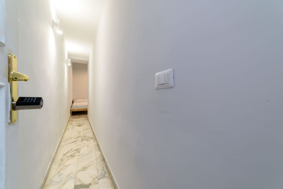 Gallery Room | Down comforters, desk, soundproofing, free WiFi