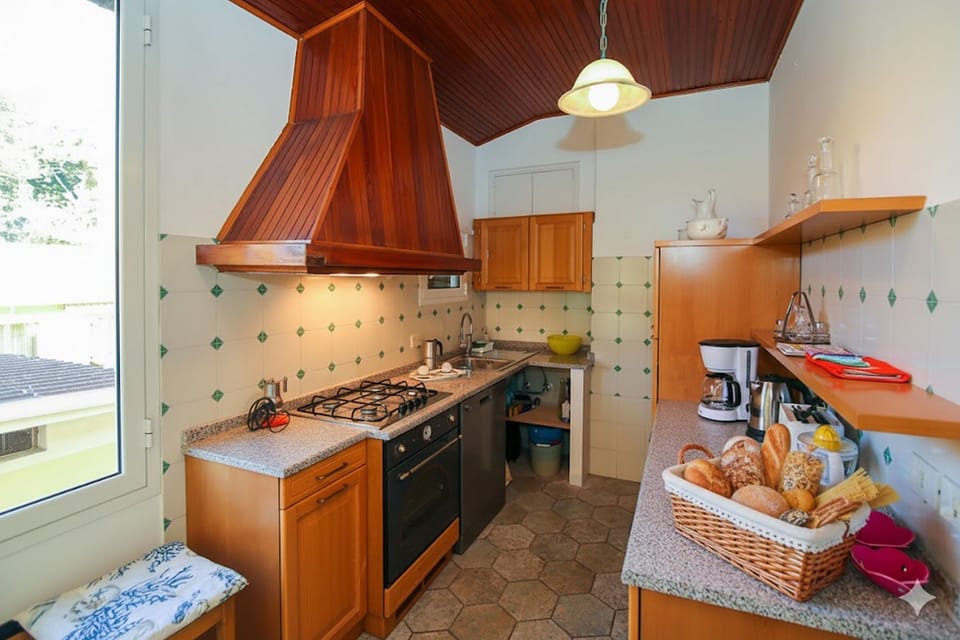 Apartment | Private kitchen | Full-size fridge, oven, stovetop, dishwasher