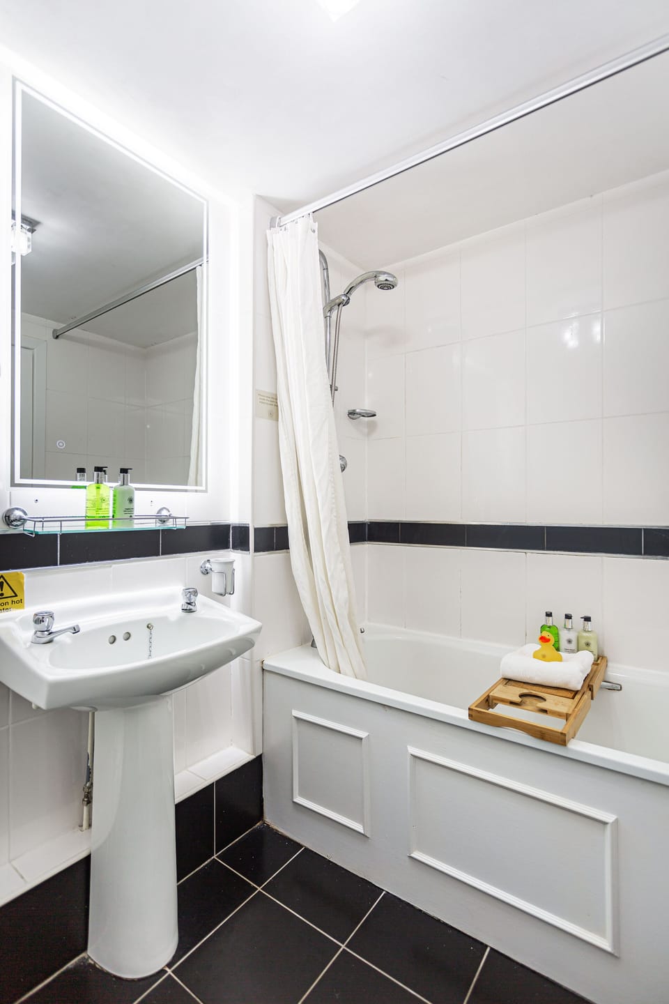 Deluxe Double Room | Bathroom | Free toiletries, hair dryer, bathrobes, slippers