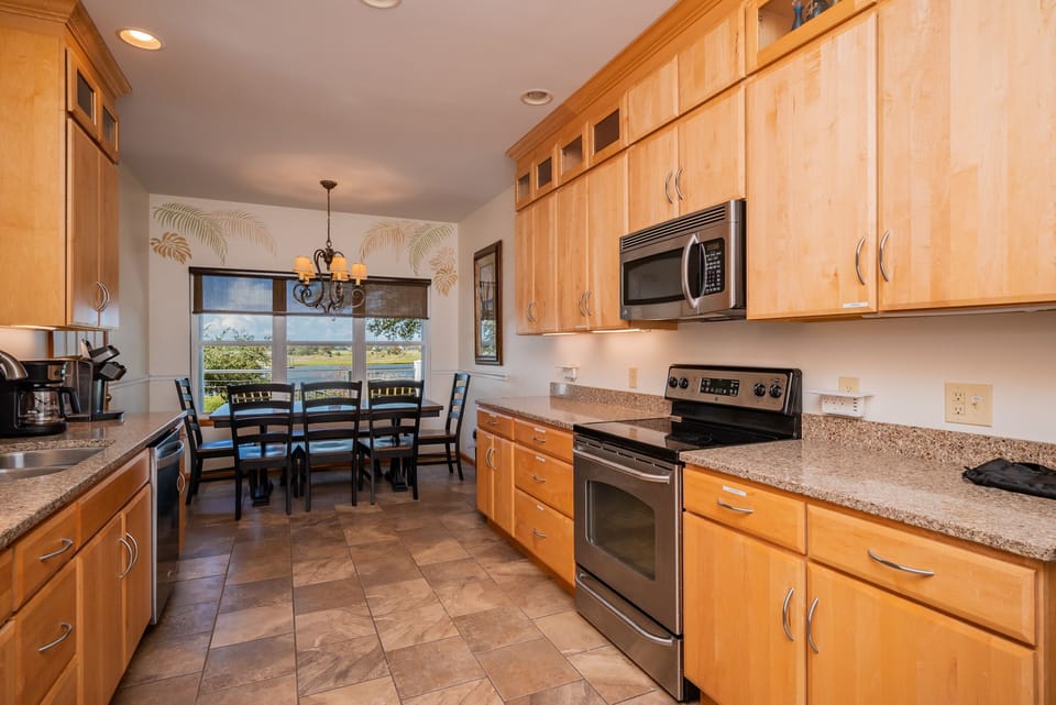 Gallery Kitchen / Eat-in Table - 1st Level Northwest