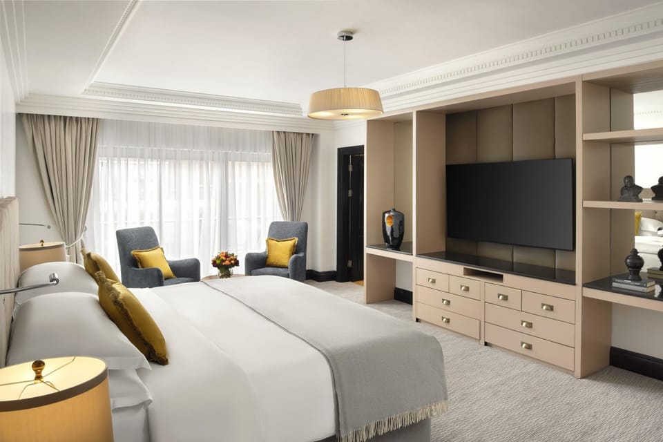 Hypo-allergenic bedding, minibar, in-room safe, blackout drapes