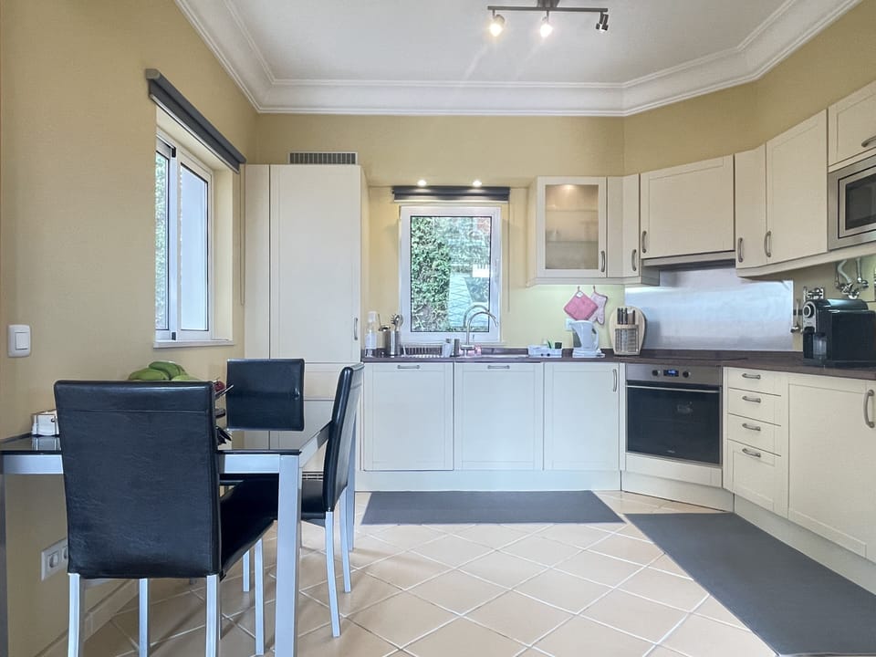 Deluxe Apartment, 1 King Bed with Sofa bed, Garden View, Ground Floor | Private kitchen | Full-size fridge, microwave, oven, stovetop