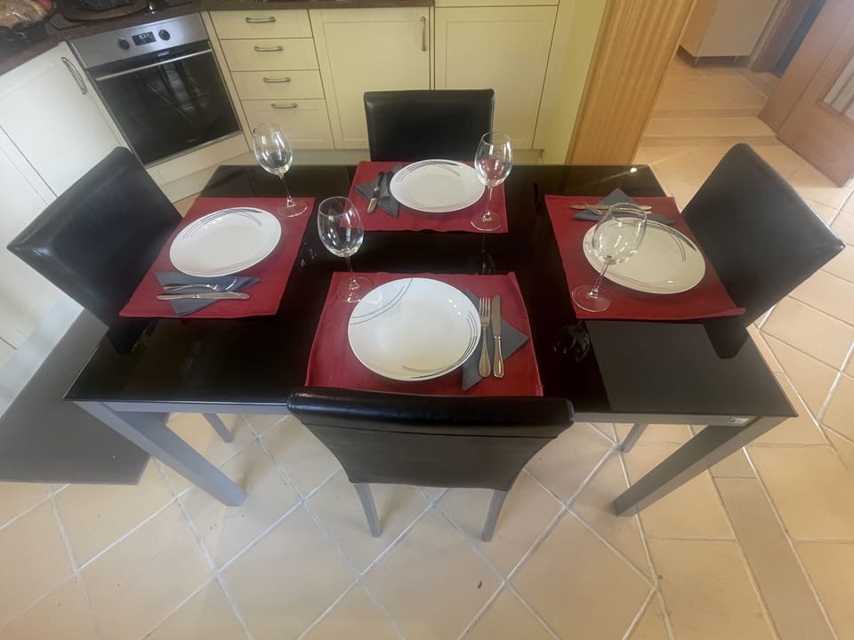 Deluxe Apartment, 1 King Bed with Sofa bed, Garden View, Ground Floor | In-room dining