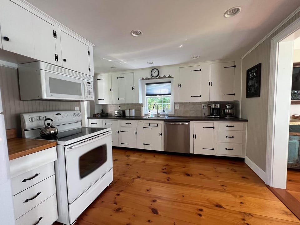 Fully-stocked kitchen with all major appliances