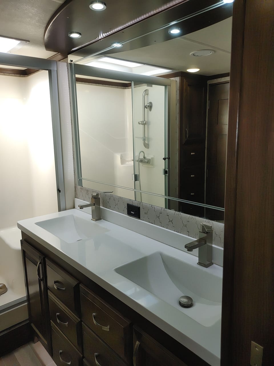 full bath with not pictured walk in closet