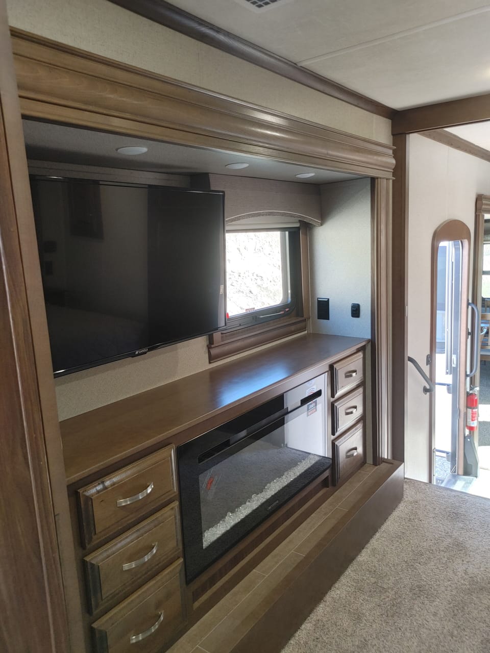 bedroom TV and fireplace