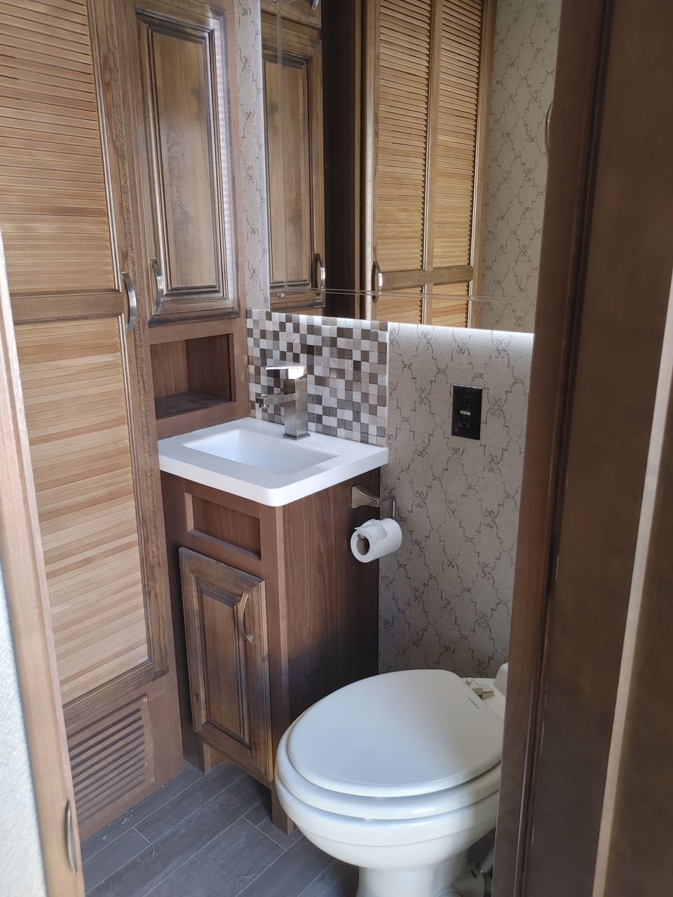 1/2 bath with washer dryer