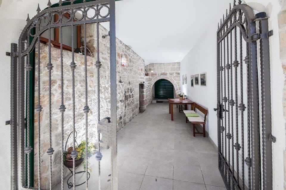 Entrance / Reception