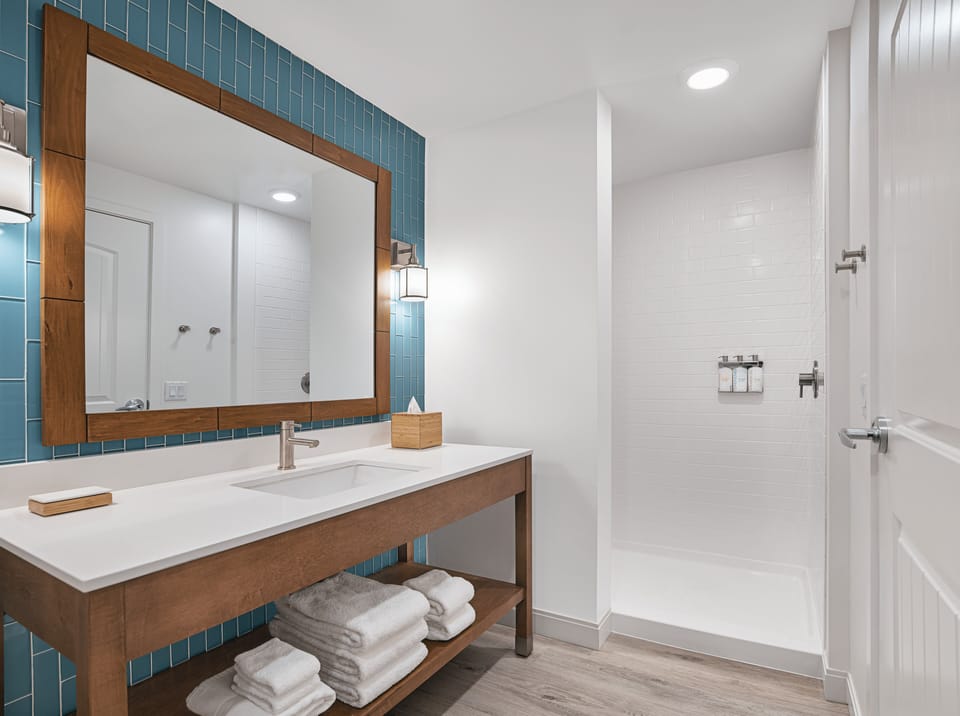 Shower, rainfall showerhead, free toiletries, hair dryer