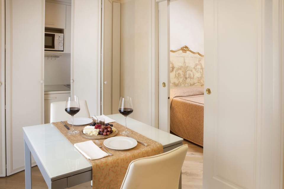 Suite (Green) | In-room dining