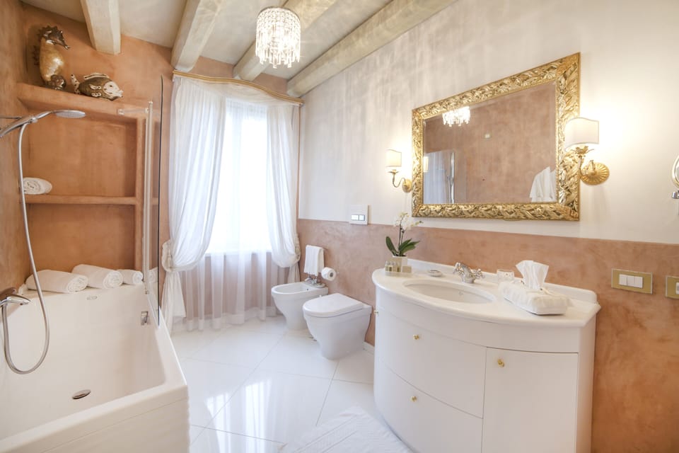 Executive Suite | Bathroom | Jetted tub, rainfall showerhead, designer toiletries, hair dryer