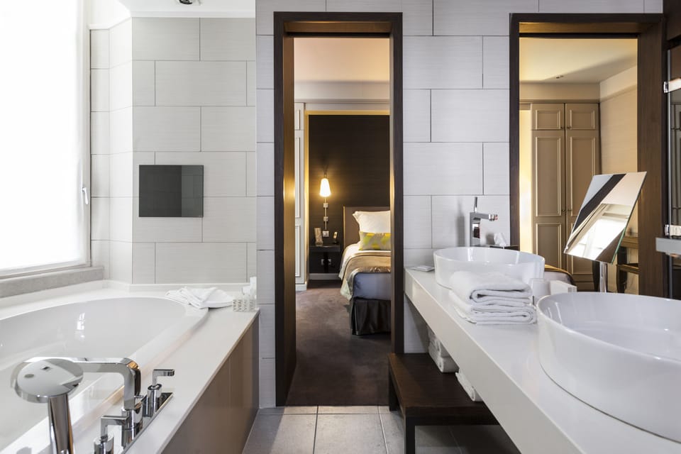 Suite | Bathroom | Combined shower/tub, designer toiletries, hair dryer, towels