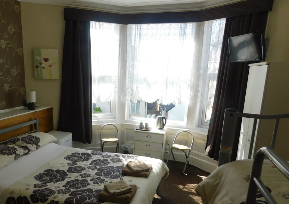 Family Room, Private Bathroom (En suite shower/Shared WC) | Blackout drapes, iron/ironing board, bed sheets